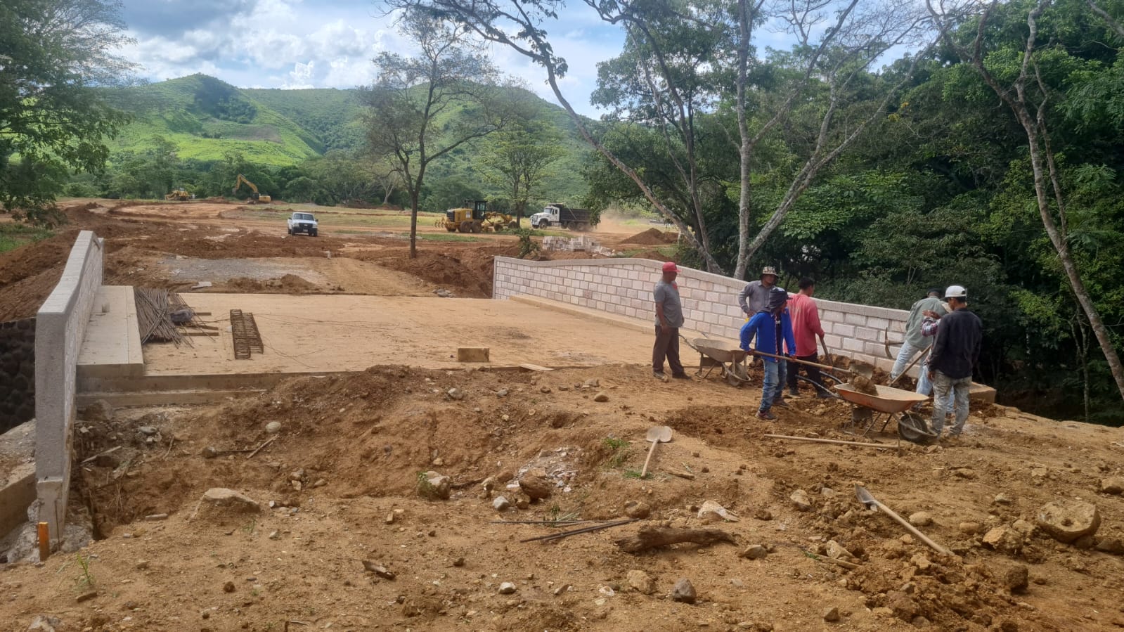 Instalación de tanques – Estación UNO Valle Dorado